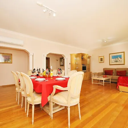 Villa In Albufeira Near Sea Beach Vila