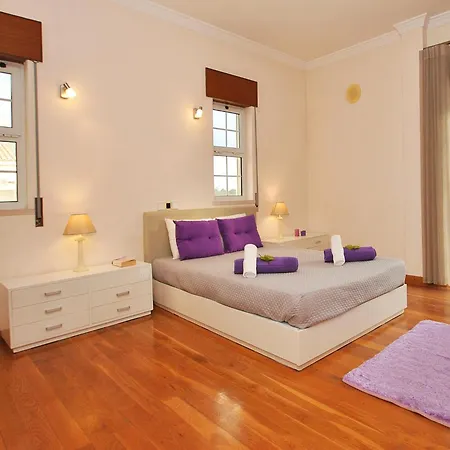 Вилла Villa In Albufeira Near Sea Beach Албуфейра